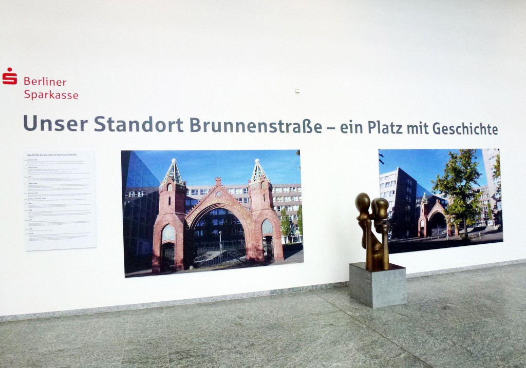 Im Foyer des Dienstleistungszentrums der Berliner Sparkasse in der Brunnenstraße erinnert eine Ausstellung mit Fotos und historischen Erläuterungen an die Geschichte dieses Geländes.